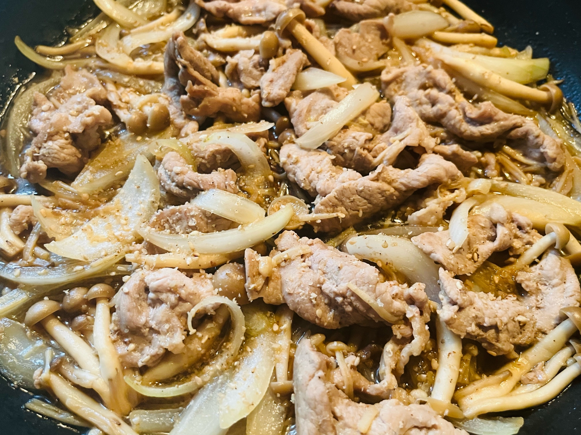 豚肉と玉ねぎしめじの甘辛煮