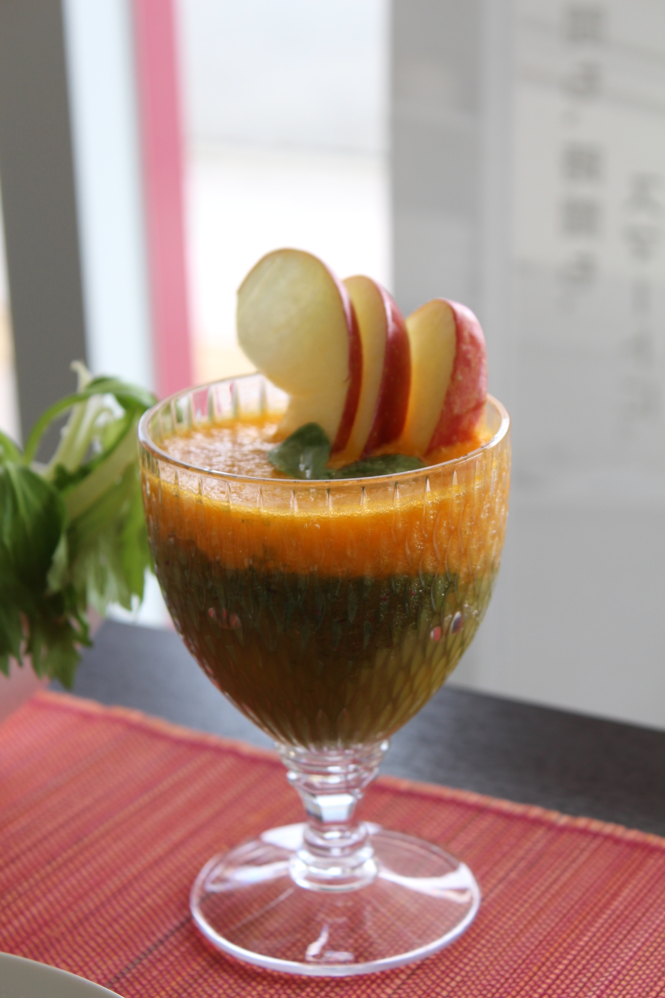 イエローグリーン2層のスムージー