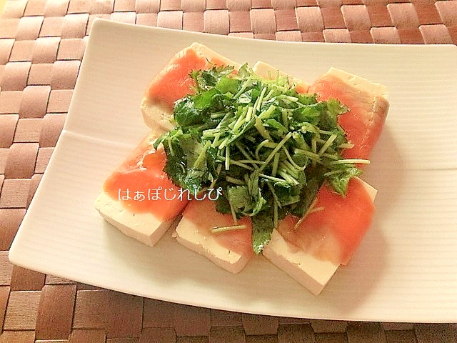 すっぱ辛みつばのせ♪豆腐のスモークサーモン巻き