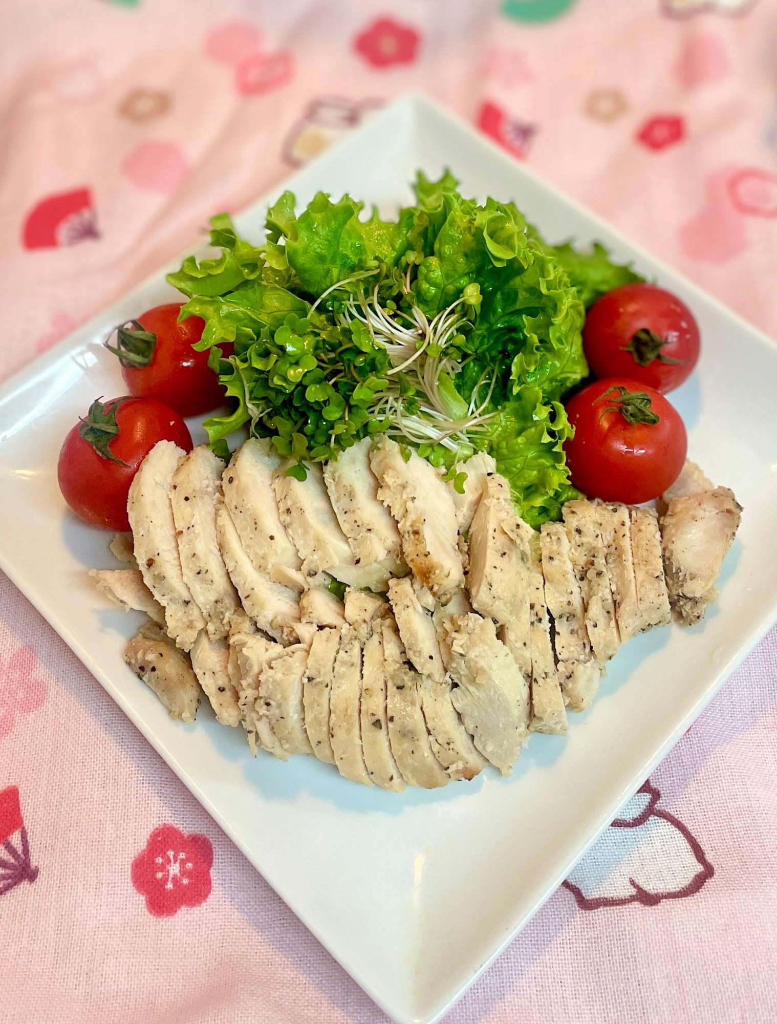 むね肉を塩麹で漬けるだけ♡しっとりおいしい鶏ハム
