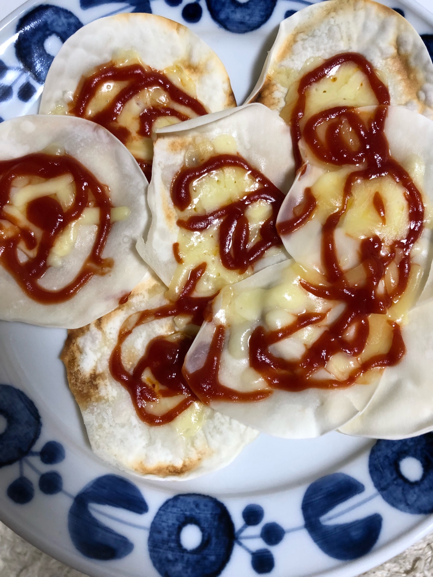 餃子の皮とケチャップとチーズのみ！超簡単ピザ！