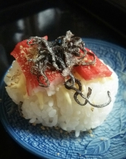 マヨで　かにかまと塩昆布と白ごまの焼きおにぎり