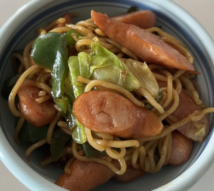 キャベツとピーマンとベーコンの焼きそば