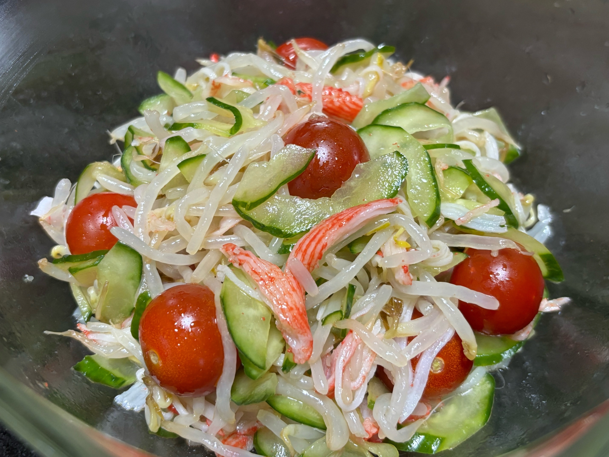 作り置き野菜にも！涼しげカラフルなもやしサラダ