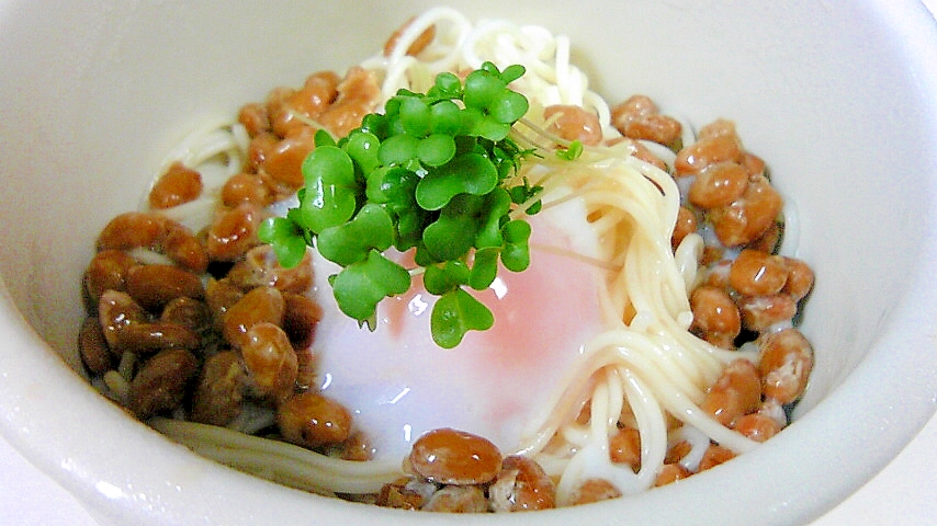 納豆と温泉卵の素麺サラダ