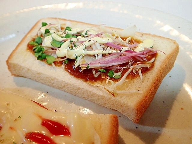 マヨで　カレーとキャベツと紅かいわれ大根のトースト