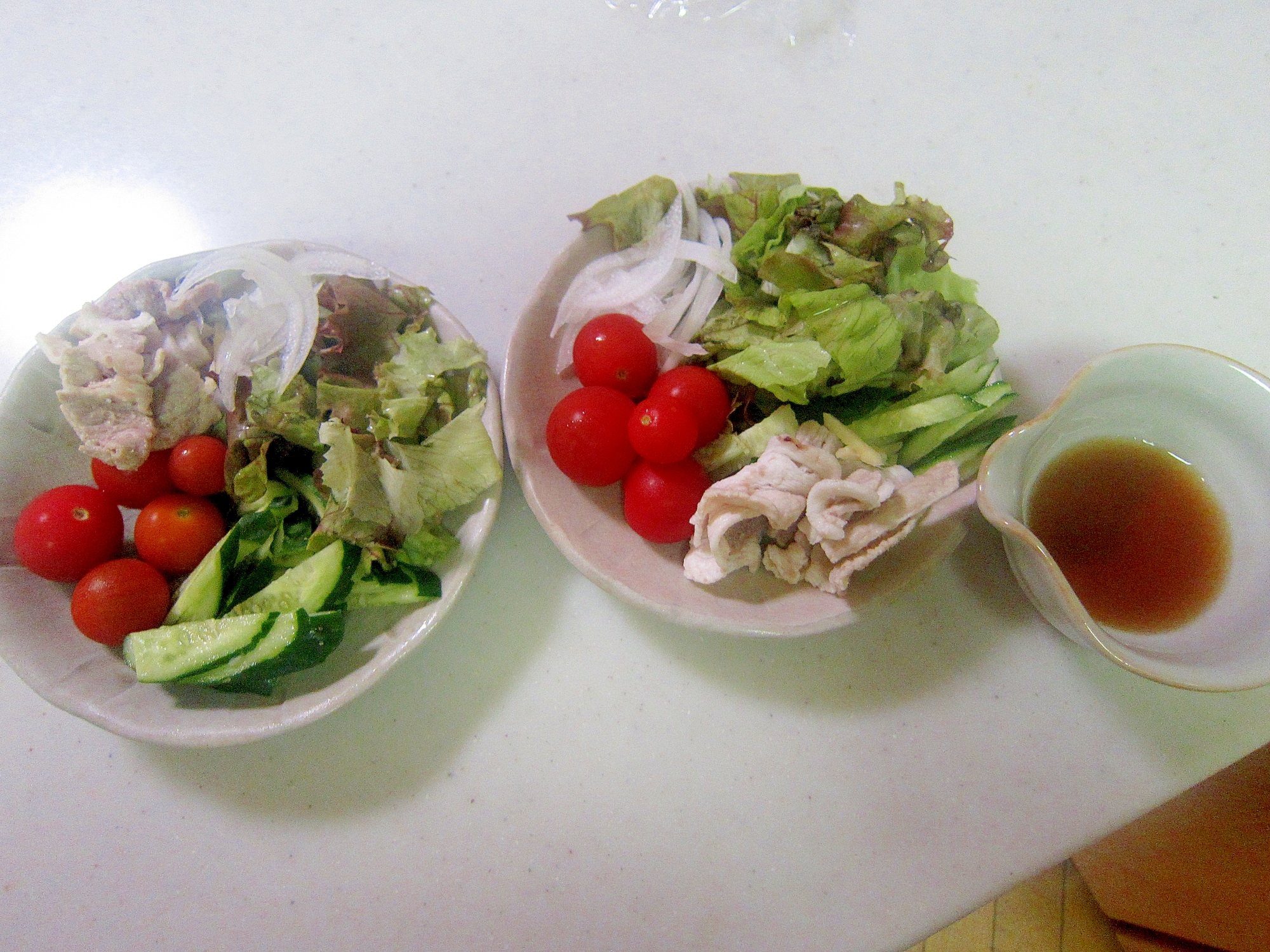 レタスと玉葱と豚肉とミニトマト胡瓜サラダ