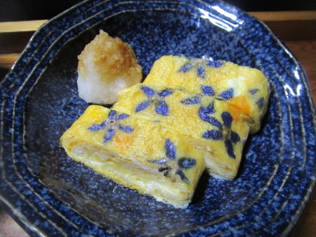 青い花模様の卵焼き