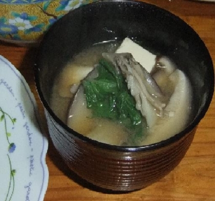 また作りました。まいたけとしいたけの香りが濃くて
本当に美味しいです♪
はまってます。今年もどうぞよろしくね。