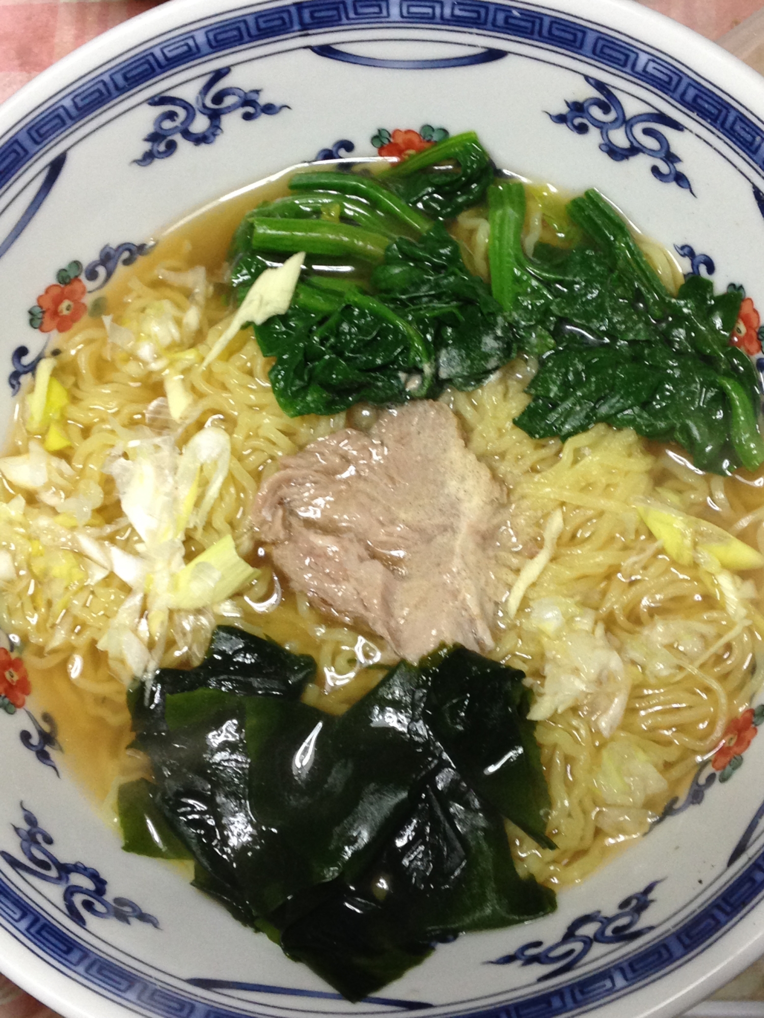 焼豚、わかめ、ちぢみほうれん草の醤油ラーメン