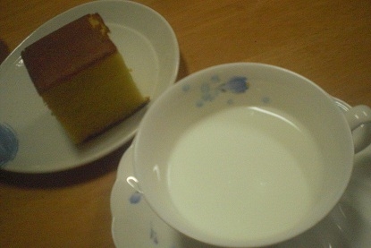 こんばんは・・・・・・・長崎土産のカステラと一緒に頂きました。カステラとミルクの組み合わせ、だ～い好きです。ごちそうさまでした。
(*^_^*)
