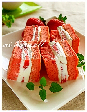 苺のスポンジふんわりケーキ