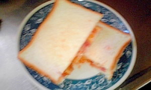 タバスコソースのベーコンレタスチーズのサンドイッチ