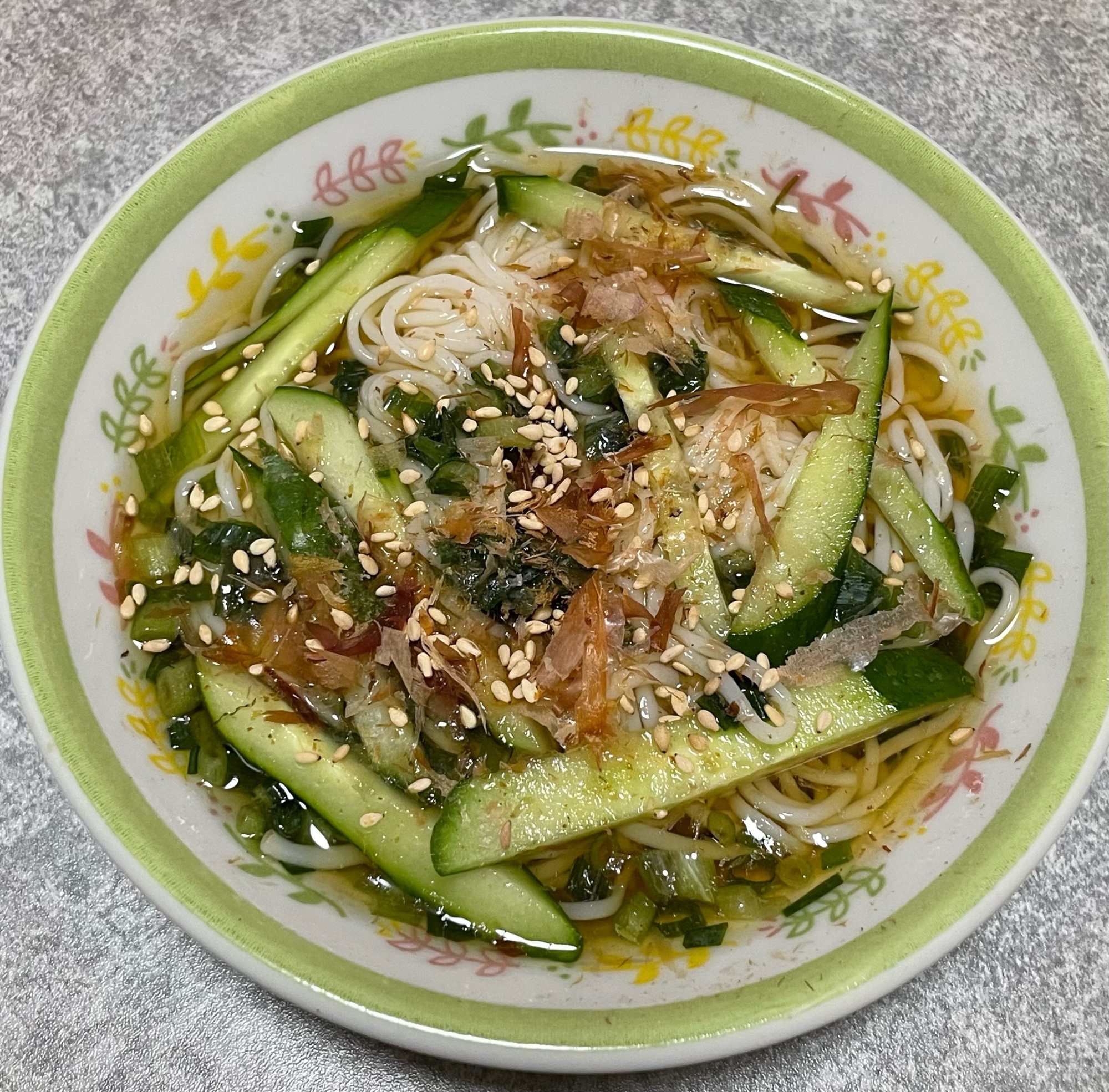 そうめん 素麺 ( きゅうり ネギ 鰹節 ごま )