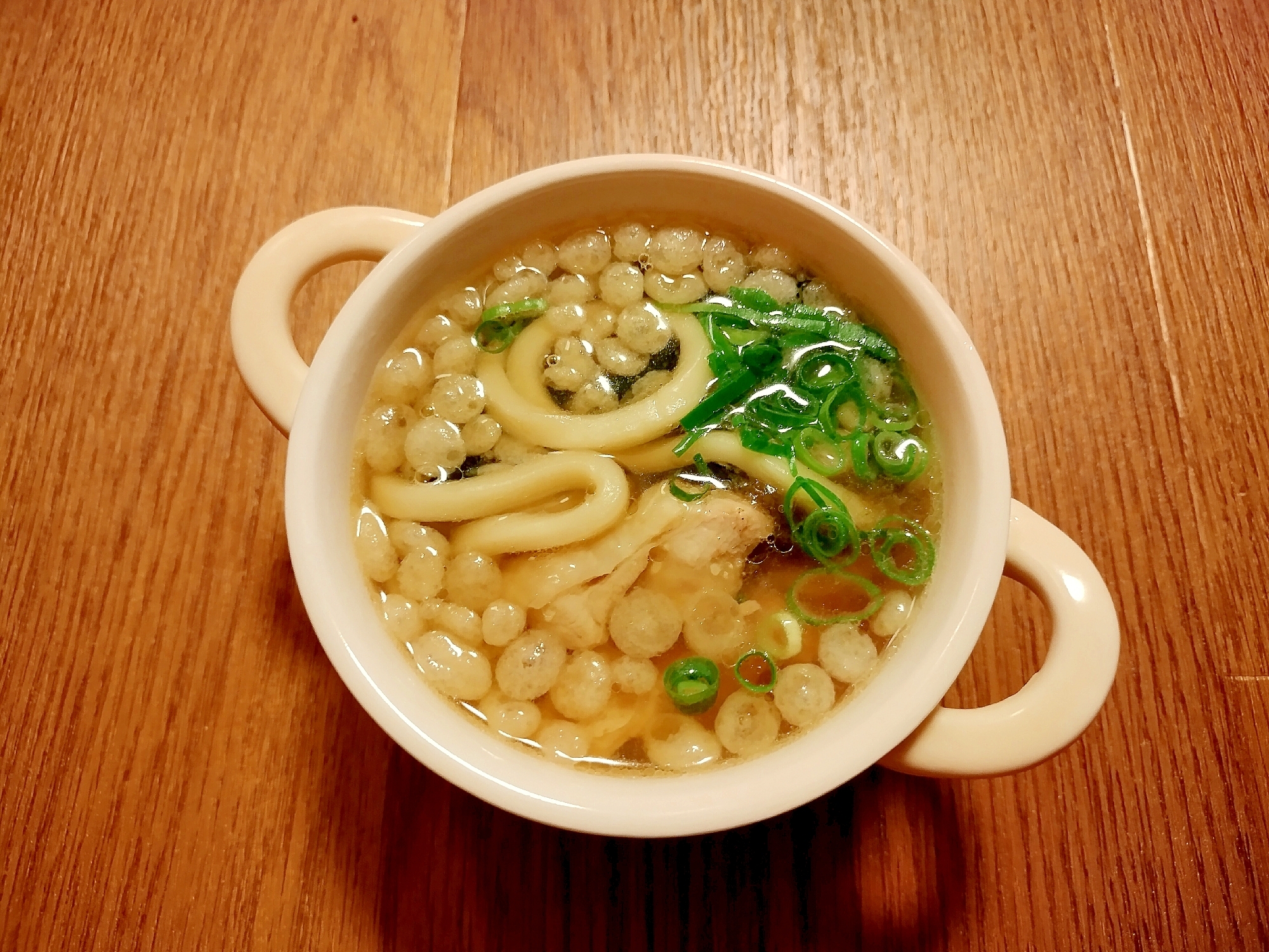 鶏もも肉と天かすの温かいうどん