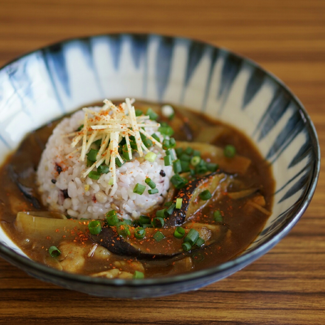 三十雑穀ごはんで　なすと豚バラの和風カレー丼