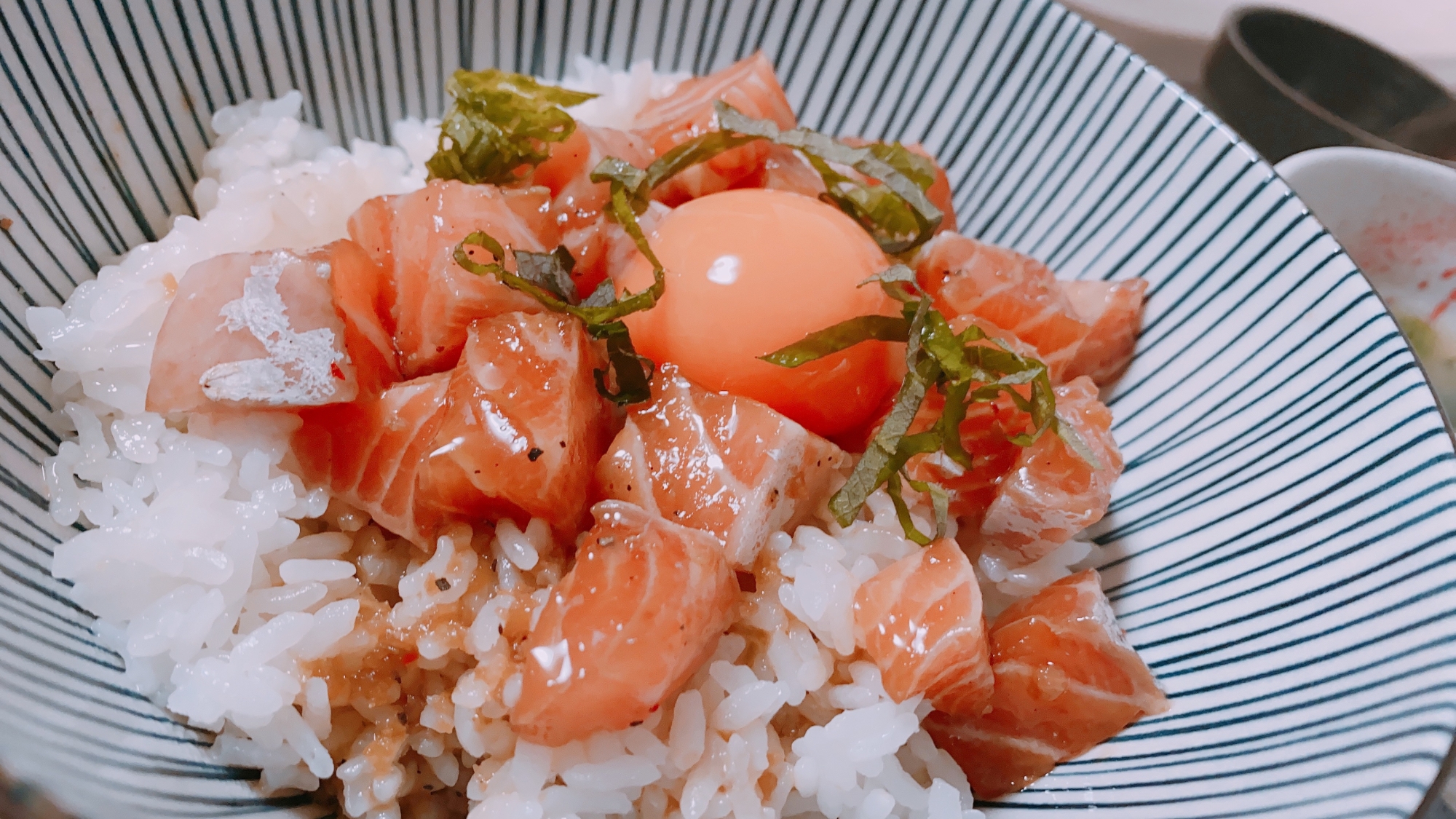 サーモンのわさび醤油漬け丼