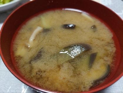なすとしめじの味噌汁（昆布だし）