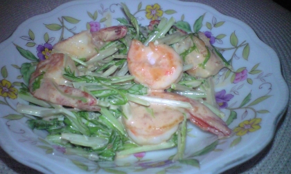アスパラがなかったので、水菜で和えてサラダ風にしました♪
美味し～い（*^_^*）
エビマヨは外食でしたが、これからは家でも作りますね☆
ご馳走様でした(^^)
