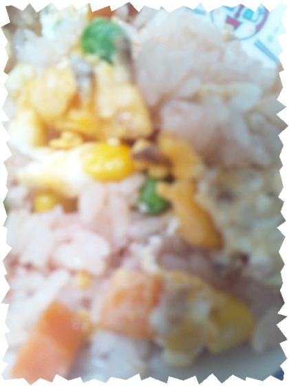 炒り卵とベーコンと小松菜のケチャップライス