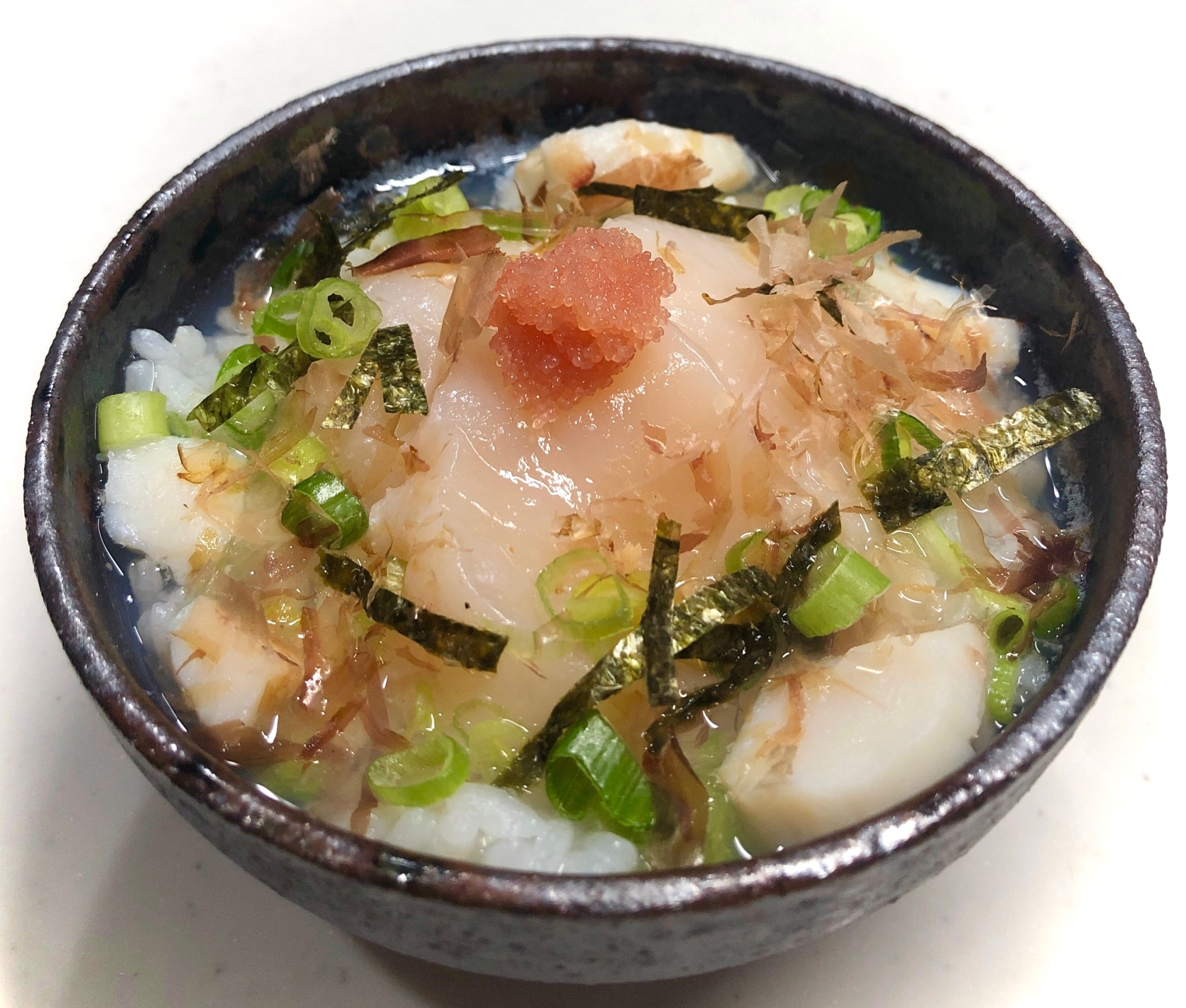 丼によそった帆立貝のだし茶漬け
