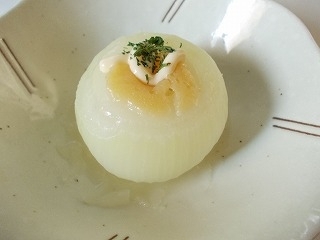 新玉ねぎの季節だねぇ～味噌マヨで食べてみたくて作ってみたよ～＾＾お・い・し・い～（＾＿＾）新玉ねぎの甘さと味噌マヨ＾＾いいわぁ～私の場合青ジソノンオイルなの＾＾