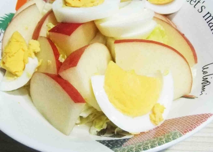 白菜とリンゴの卵サラダ