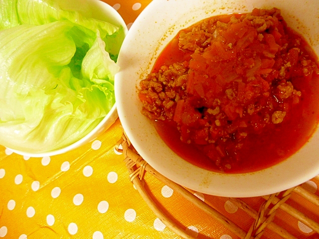 ひき肉と野菜のトマト煮込み　レタス包み