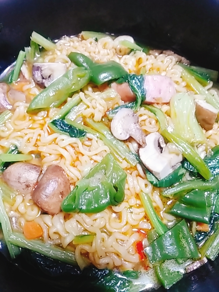 ピーマン小松菜マッシュルームウインナーの辛ラーメン