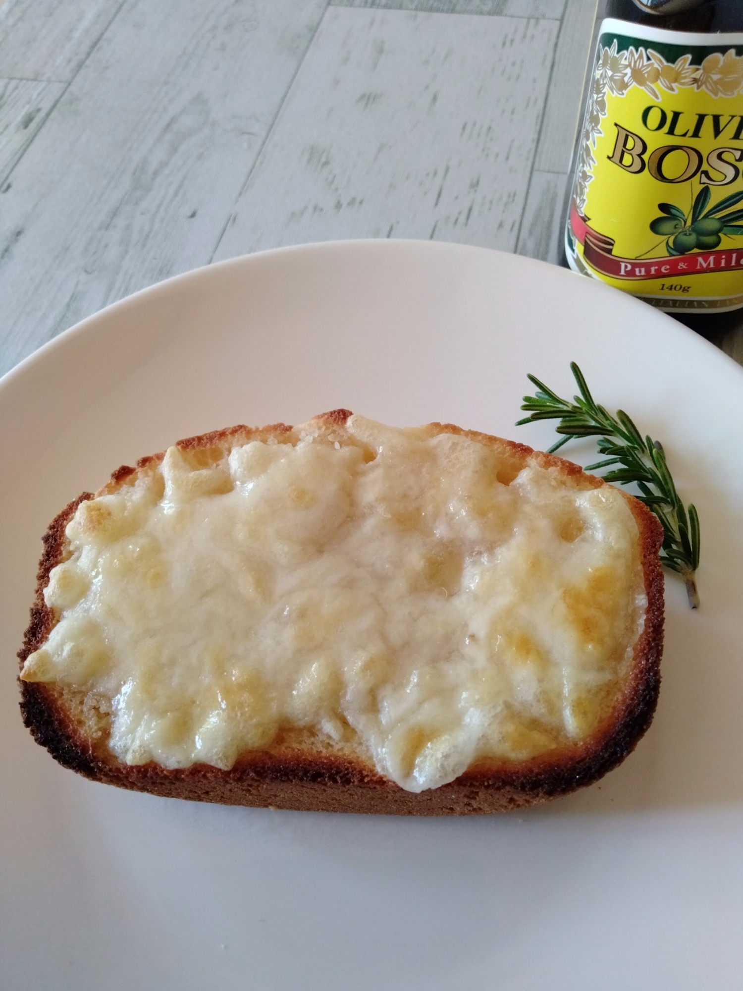 自家製米粉の塩チーズパン