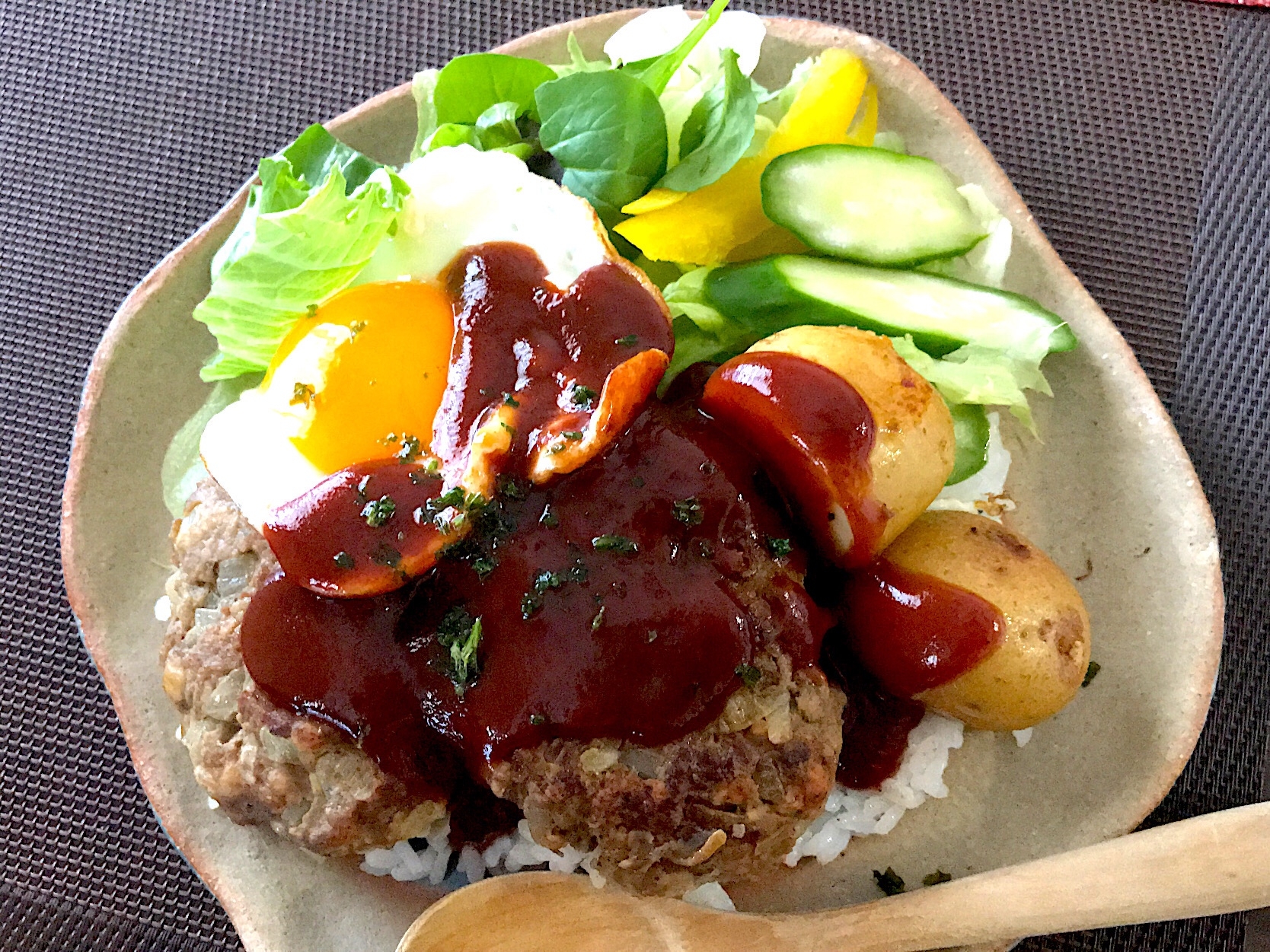 簡単ハワイのロコモコ丼☆ポテト添え