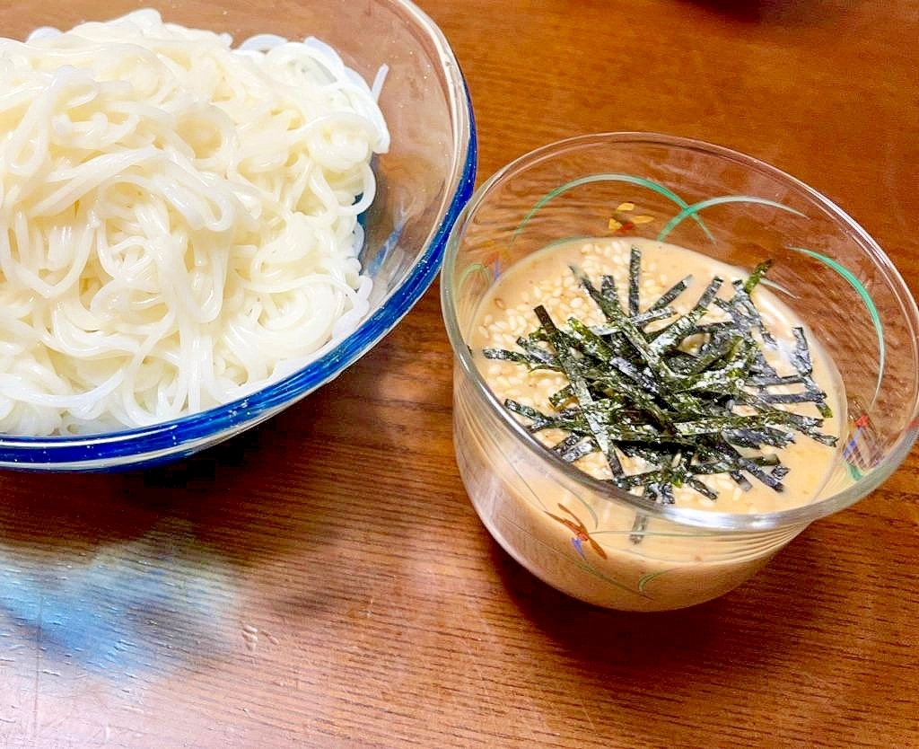 めんつゆと胡麻ドレッシングを合わせた素麺のつけダレ