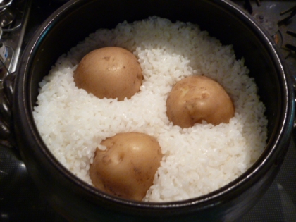こんにちわ♪
土鍋で炊きました。
このアイデアナイスですね (^_^)
お米とじゃがいもがいっぺんに作れるなんで、目からウロコです☆
ごちそうさま (≧∇≦)