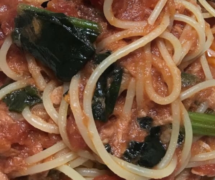 ナスとほうれん草とツナのトマトパスタ