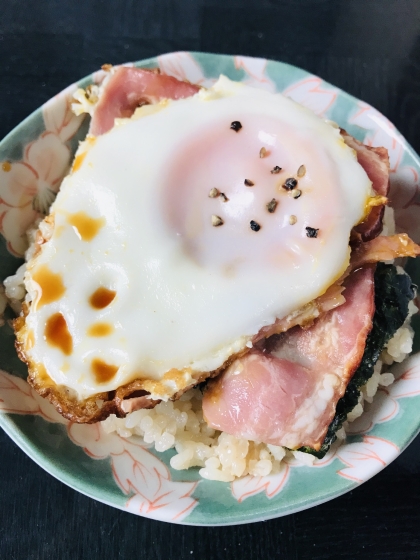 シンプルなレシピで簡単に手早く作ることができました。卵とベーコンで食べ応えがあって栄養もしっかり摂れる一品ですね。醤油の風味がよくて美味しくいただけました。