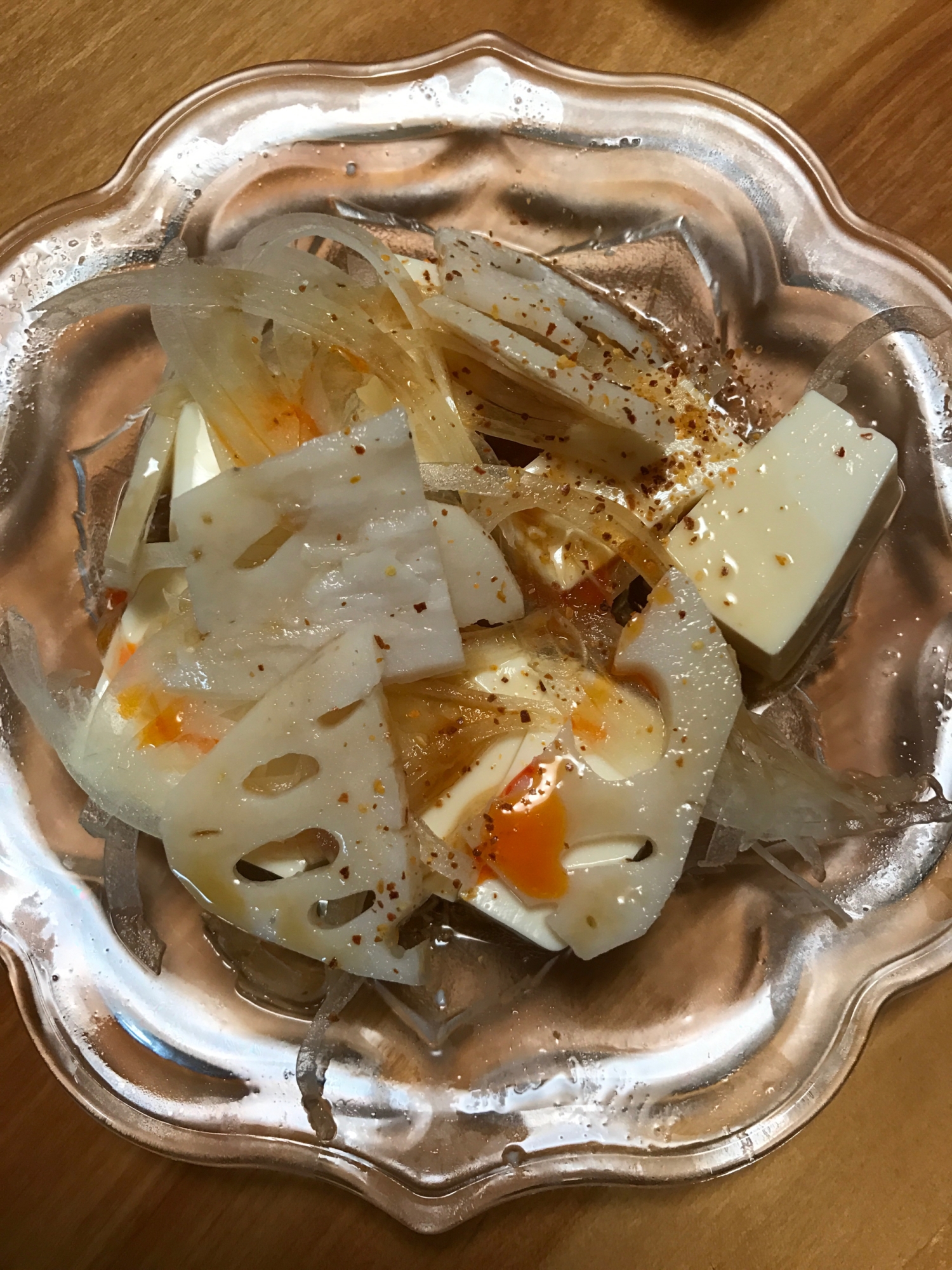 レンコンと玉ねぎ、豆腐のピリ辛サラダ
