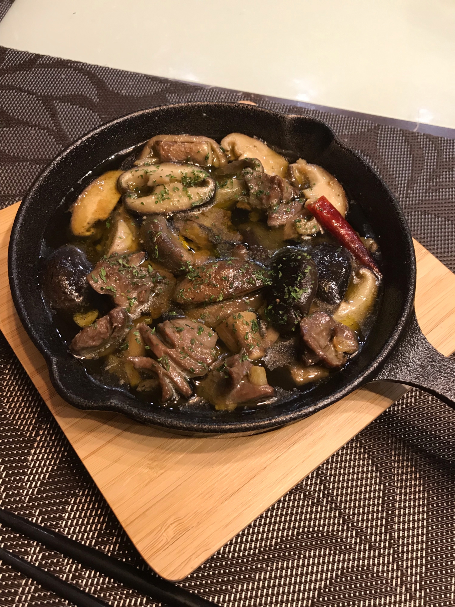砂肝と椎茸のアヒージョ