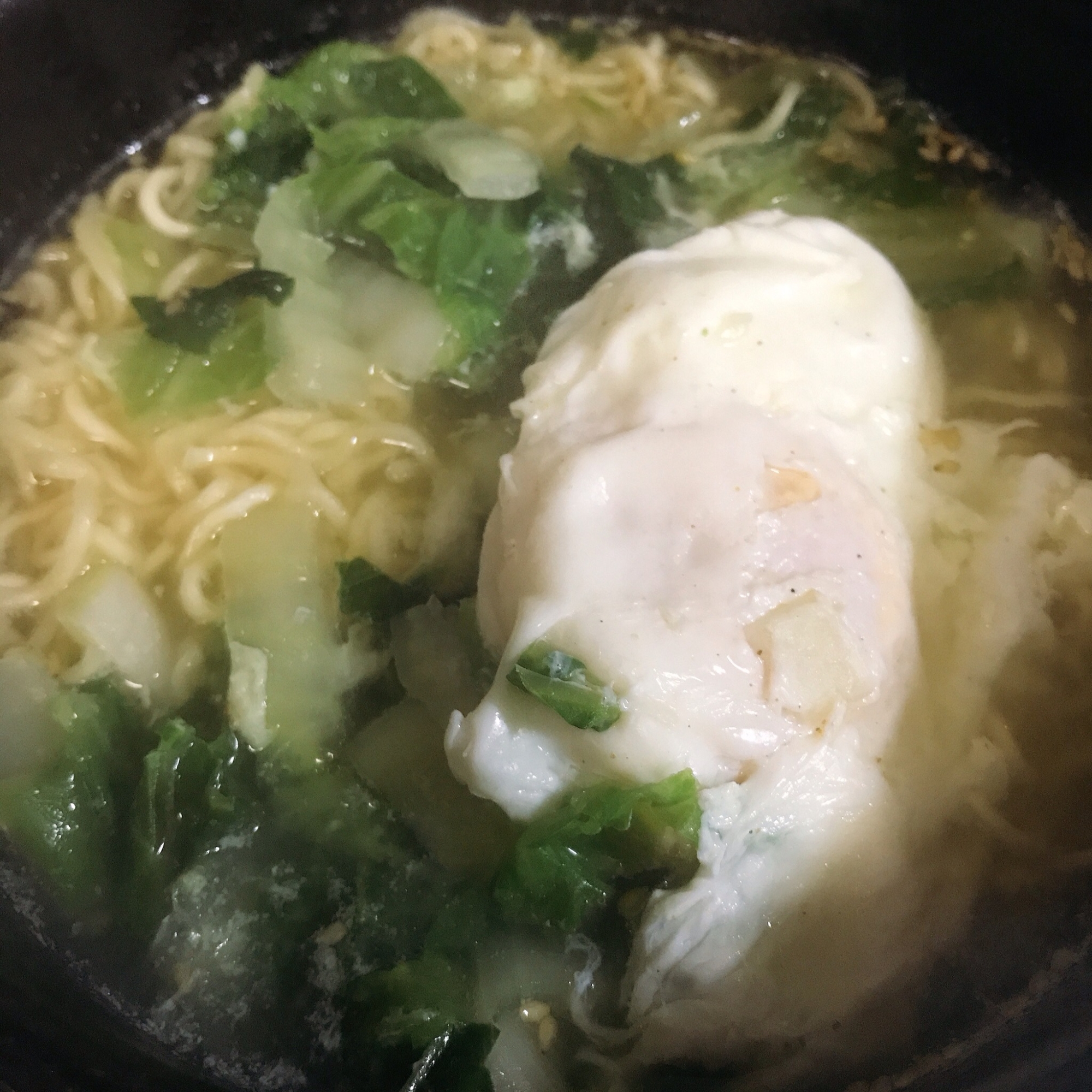 落とし卵と白菜の塩ラーメン