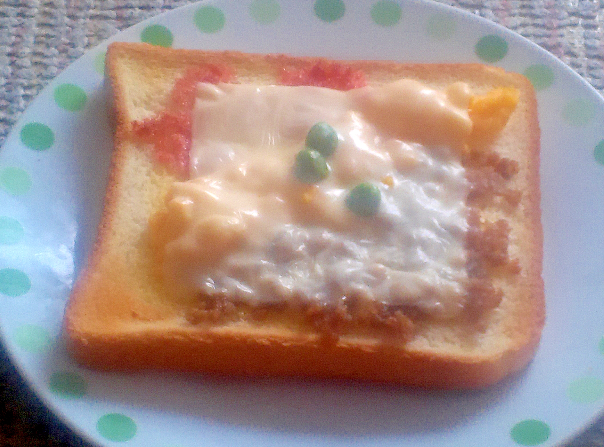 そぼろ丼の具を使って、チーズそぼろトースト！