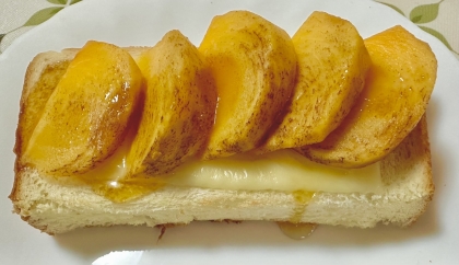 チーズトーストアレンジ 柿のせて蜂蜜かけて