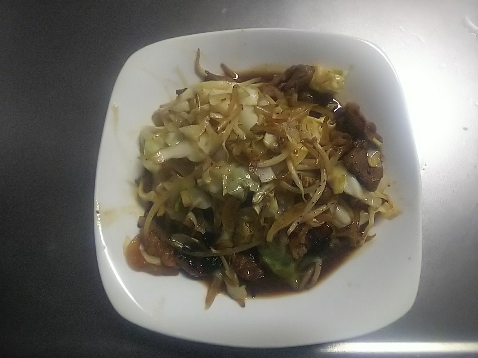 牛肉とキャベツ、モヤシの中華炒め