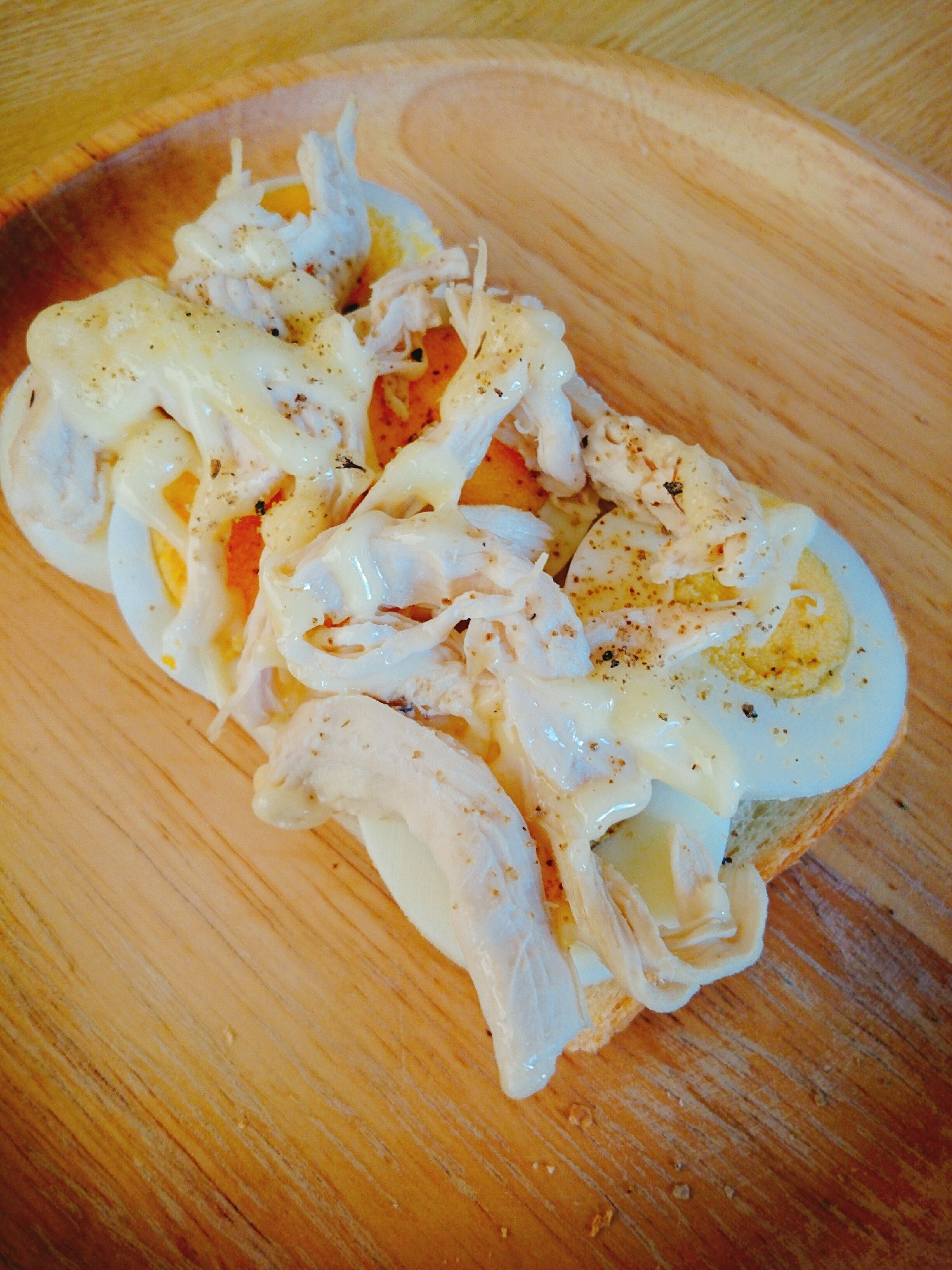 茹で卵と蒸し鶏のマヨトースト クレイジーソルトがけ