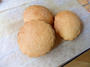 ケーキクーラーの上に置かれたきなこクッキー