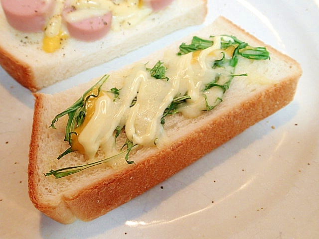パルメザンチーズ/マヨで　水菜とチーズのトースト