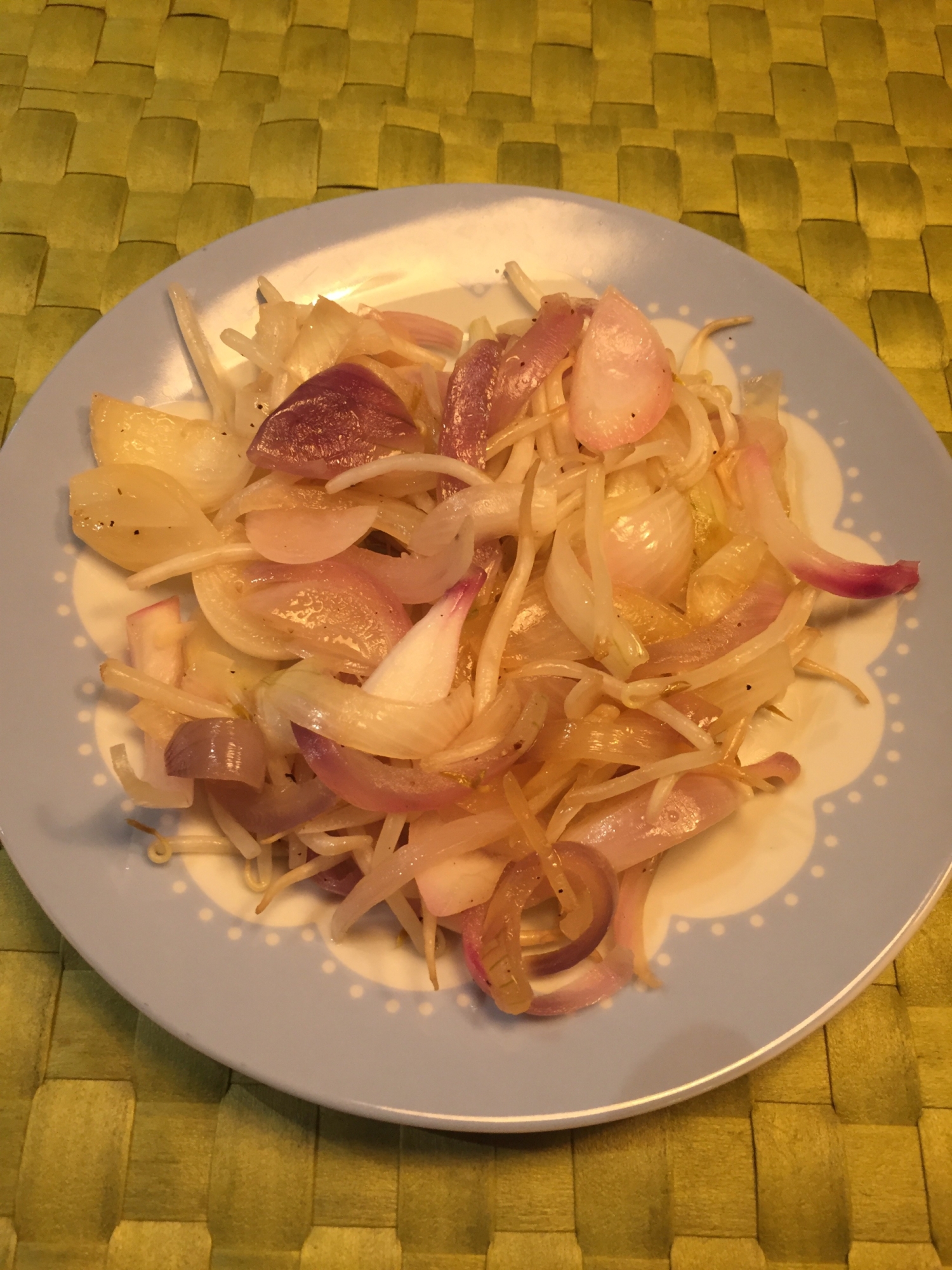 お肉料理の付け合わせにおすすめ！玉ねぎともやし炒め