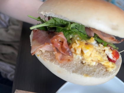 生ハムとレタスとクリームチーズのベーグルサンド