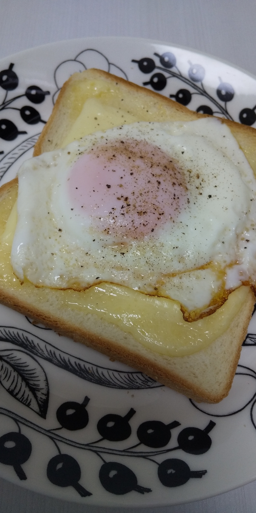 目玉焼きのせチーズトースト☆