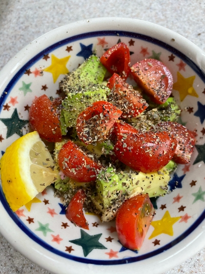 レモンと胡椒を効かせたアボカドトマトサラダ