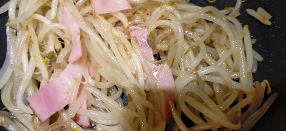 もやしとベーコンの炒め物