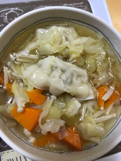 餃子とコンソメって意外に合うんですね。インゲンの変わりにキャベツとエノキにしました。野菜がたくさん食べれるのでまた作りたいと思います。